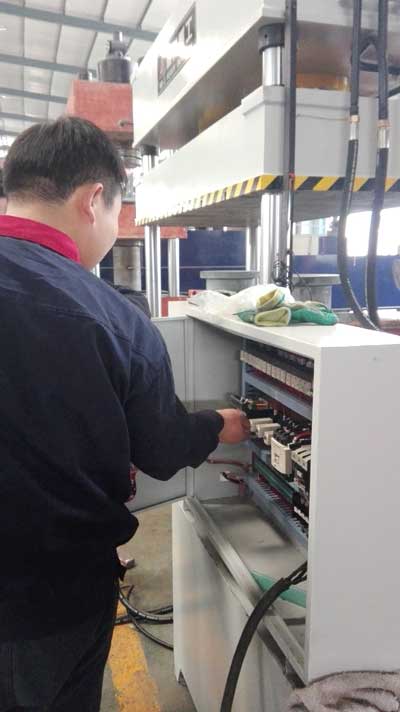 紙張壓花液壓機(jī)客戶來(lái)廠考察